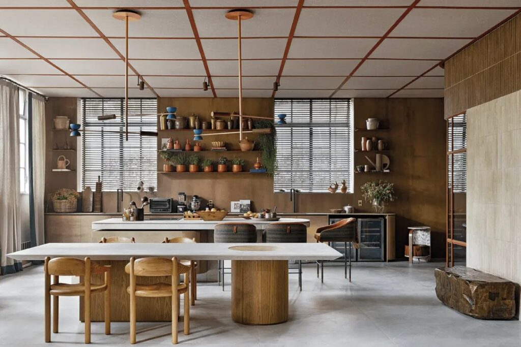 Tendência Casa Cor 2025 com sala e cozinha integradas em tons terrosos e design moderno